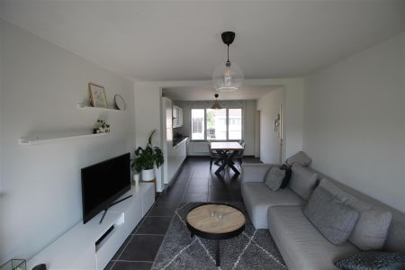 Duplex-appartement met terras, fietsenberging, tuin en 2 autostaanplaatsen. - Foto 4