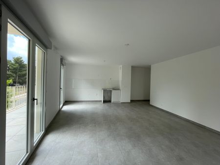 Appartement 3 pièces 64m2 MARSEILLE 9EME 982 euros - Photo 2