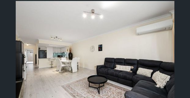 Beautiful 3×2×2 Apartment in Prime South Perth Location - Photo 1