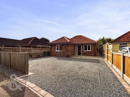 3 bedroom detached bungalow to rent - Photo 1