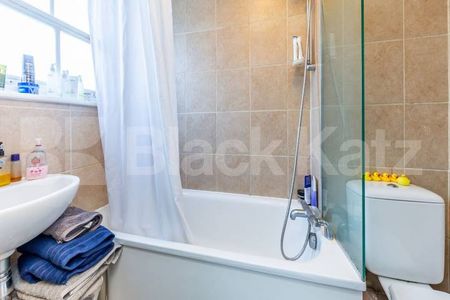 Only a short walk to Camden Town and Tufnell Park with its variety of shops - Photo 5