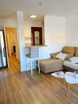 Apartamento de alquiler en Plaza España, Casco Antiguo - Photo 1