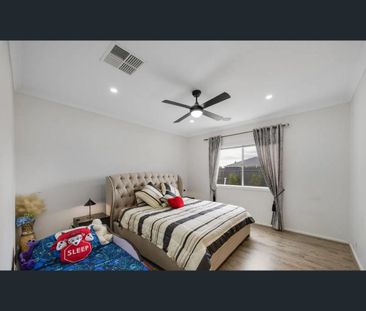 16 Linacre Crescent, Melton South, Vic 3338 - Photo 2