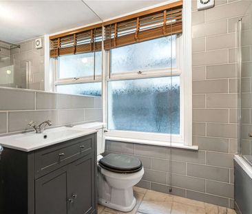 One bedroom flat within a period conversion with private garden. - Photo 1