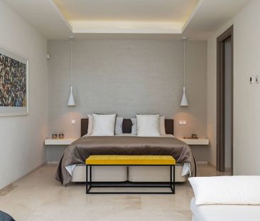 Luxury 6 bedroom Detached House for rent in Marbella, Spain - Photo 3