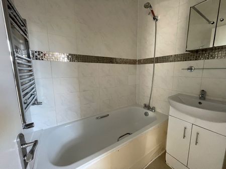 3 Bed Flat, Stanley Road, E12 - Photo 5