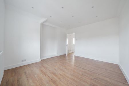 4 bedroom semi-detached house to rent - Photo 4