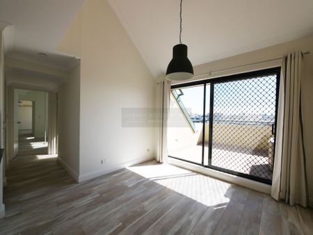 Two Bedroom Air-con Apartment with Terrace and District Views! - Photo 2