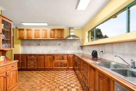 SPACIOUS AND SECURE FAMILY HOME IN CONVENIENT LOCATION! - Photo 3