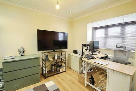Clarkes Drive, Uxbridge, UB8 - Photo 3