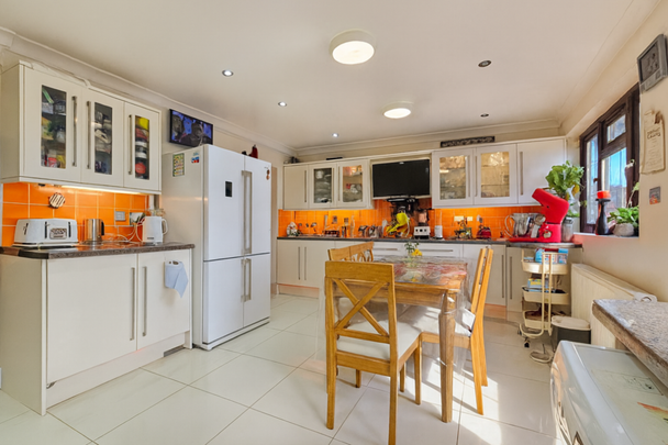 4 bedroom semi-detached house to rent - Photo 1