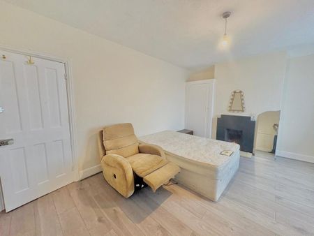 5 bedroom semi-detached house to rent - Photo 4