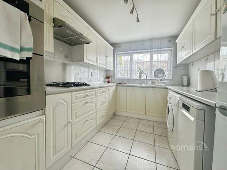 1 bedroom in a house share to rent - Photo 2