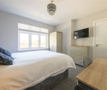 Rosemary Crescent, Guildford, Surrey, GU2 9XL - Photo 2