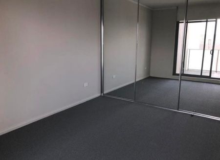 Pacific Square Central, Axis Building - Photo 4