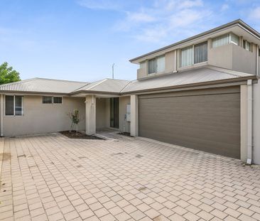 Spacious Two Storey Home! - Photo 3