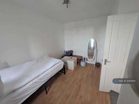 4 bedroom flat to rent - Photo 5
