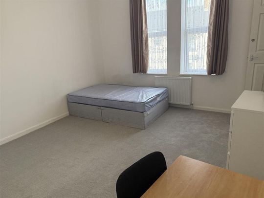 3 bedroom flat to rent - Photo 1