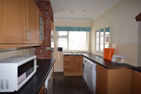 4 Bedroom House To Rent in Charminster - £1,980 pcm Tenancy Info - Photo 2