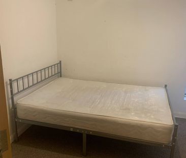 Double room with private toilet and bathroom close to Ilford statio... - Photo 4