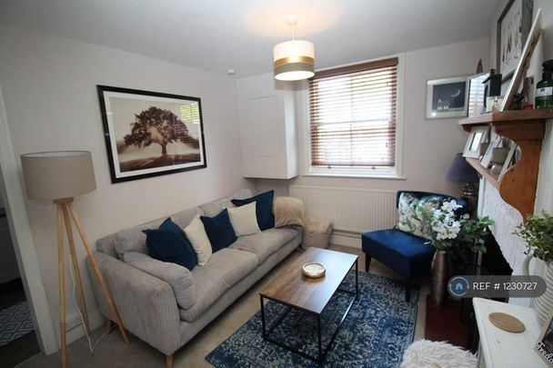 3 bedroom semi-detached house to rent - Photo 1