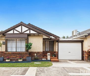 RENOVATED SPACIOUS 2 BEDROOM UNIT WITH TWO LIVING AREAS - Photo 4