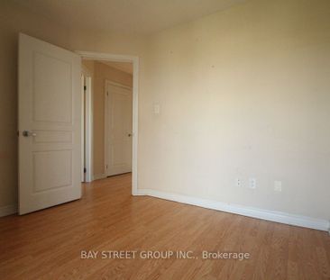 Townhouse For Lease | N8129364 - Photo 4