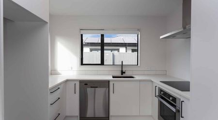 Near New Spacious 2 Bedroom Townhouse! - Photo 2