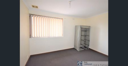 3-bedroom townhouse in unbeatable location! - Photo 2