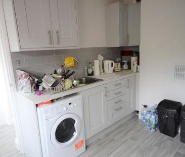 2 bedroom end of terrace house to rent - Photo 3