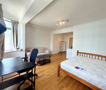 Studio Flat, Warren Court, NW1 - Photo 1
