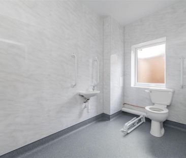 1 bed Apartment To Let - Photo 5