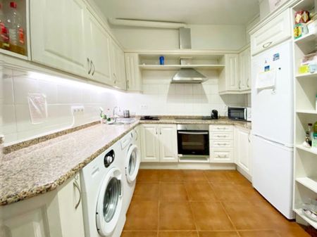 Bright room in Calle Valenzuela - Photo 4