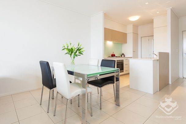 2 BEDROOM TOP FLOOR APARTMENT 50M TO WESTFIELD - Photo 1