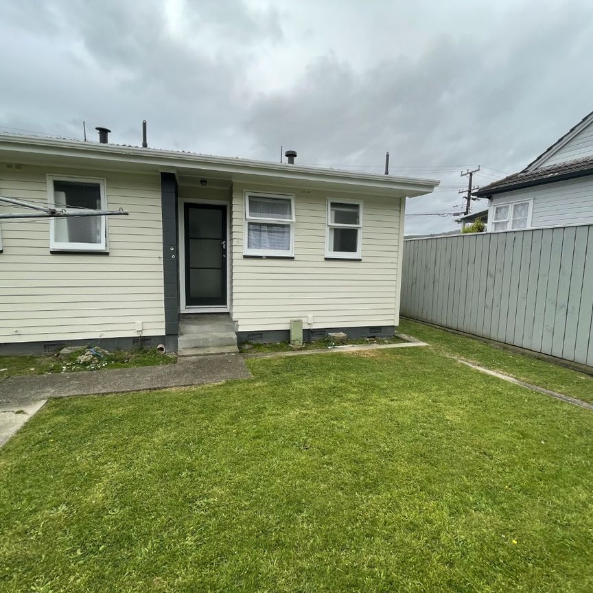 End Neat and Tidy bedsit - Photo 1