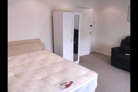 Room in a Shared Flat, Richmond Grove, M13 - Photo 5