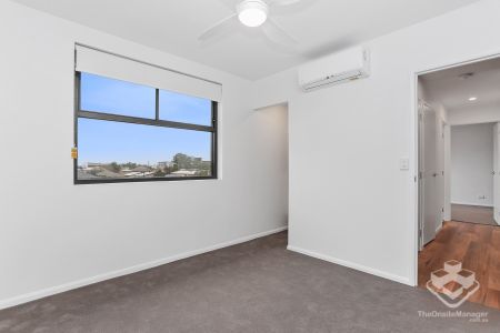 Luxury Upper-Floor Living with Panoramic Views in Chermside $770 per week increasing to $800 in November | Available from 5 September - Photo 3