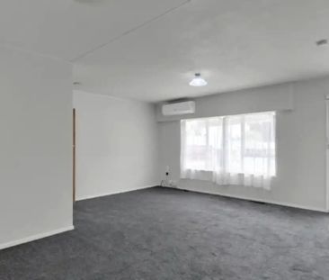 Tidy and central - lawns included - Photo 4