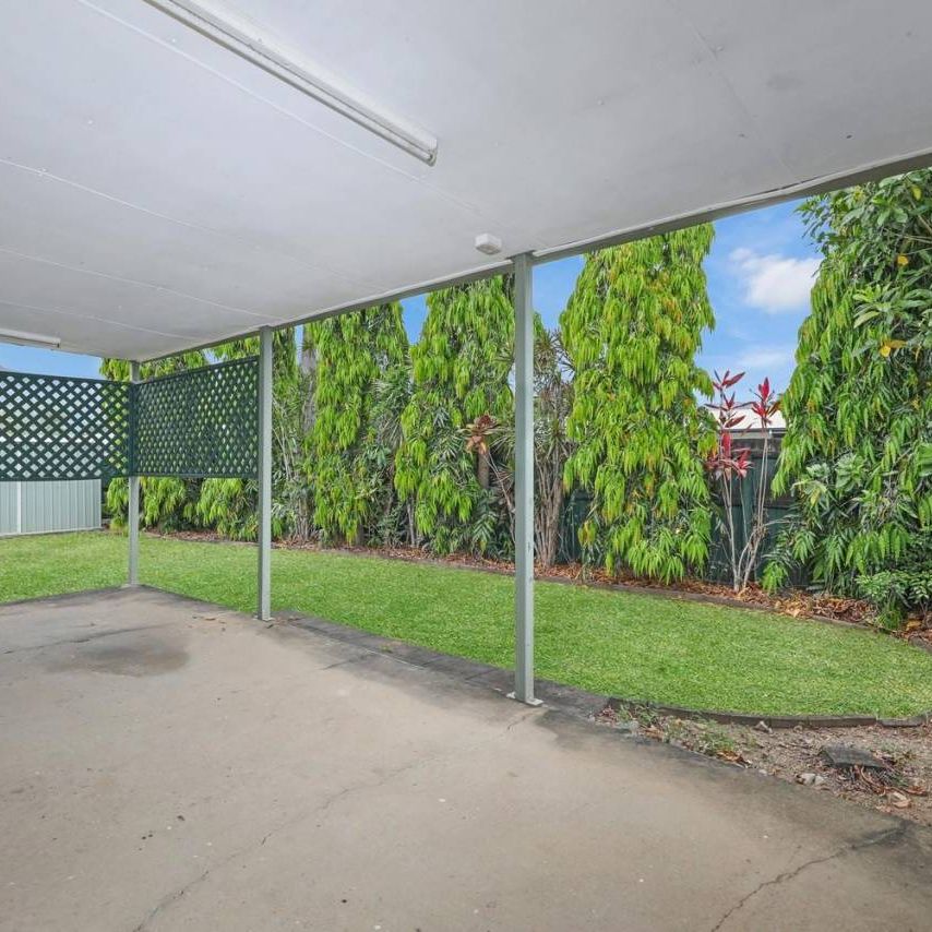 Fantastic Fully Air Conditioned Villa - Garage with Remote - Photo 1