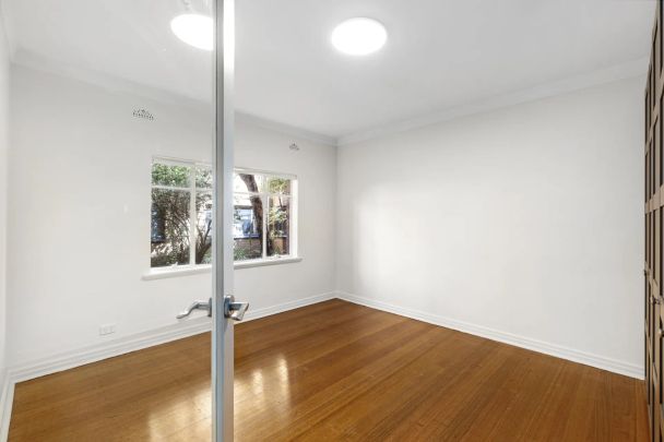 Charming Renovated Two-Bedroom Apartment in Prime St Kilda Location - Photo 1