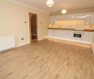3 Bed Flat, Kingsmere, BN1 - Photo 4