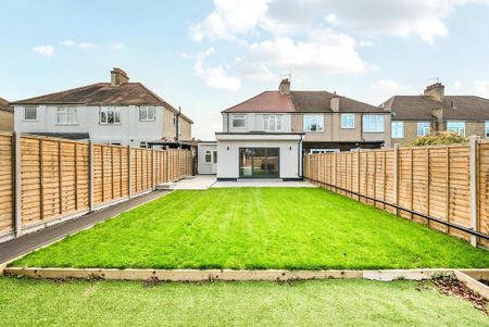 4 bedroom semi-detached house to rent - Photo 4