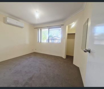 Freshly painted 3 bedroom home with new carpets available now - Photo 3