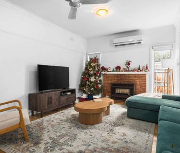 LARGE FAMILY HOME | MODERN RENOVATIONS | CLOSE TO SCHOOLS - Photo 1