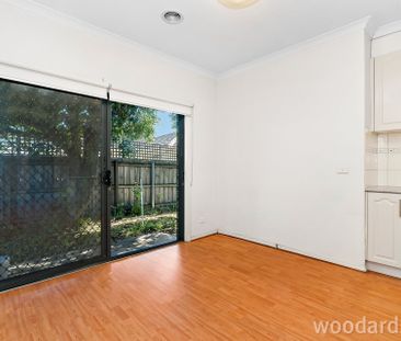 Stylish, Low-Maintenance Living in a Prime Glen Waverley Location! - Photo 6