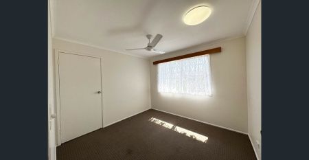 3 BEDROOM HOUSE NEAT & TIDY HANDY TO THE HIGH SCHOOL - Photo 3