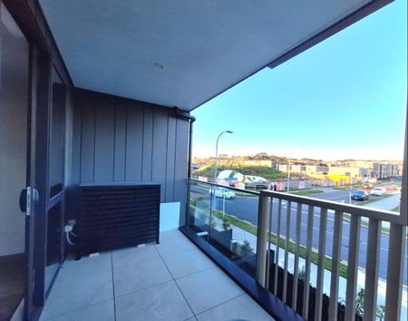 Top Floor Spacious Apartment in Flat Bush - Photo 2