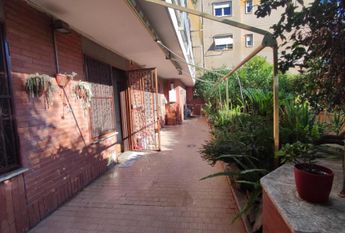 Monteverde Vecchio-Terrace: Furnished 2 Bedroom, 2 Bath, spacious kitchen, living, large private terrace and garden. Bright, silent, near shops, services and transport, located on a quite street in a well kept building. Possible parking. Ref 2375