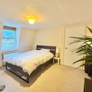 Russell Street - Photo 2