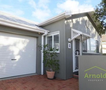 Beautiful 3 Bedroom Home in Merewether - Photo 1